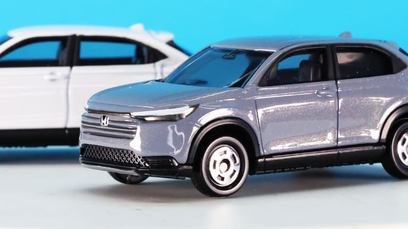 フロント下部のメッシュグリルはシャープに造形されています