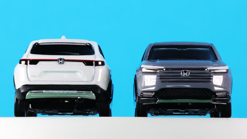 シャーシのフロントとリアそれぞれにシルバー塗装の加飾があります