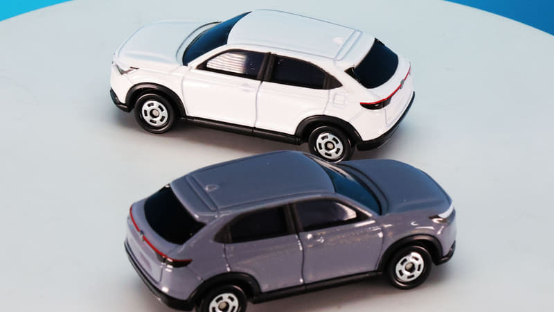 ルーフ状のシャークフィンアンテナ、ルーフ後端のスポイラーも再現されています