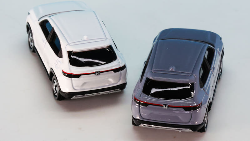 リアウインドウはブラックで塗装されています