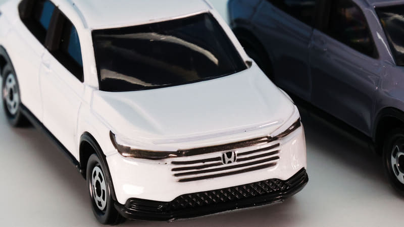 なだらかに弧を描くリアのラインがかわいくもあり、手の中にすっぽり収まるのを感じられます