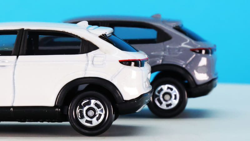 なだらかに弧を描くリアのラインがかわいくもあり、手の中にすっぽり収まるのを感じられます