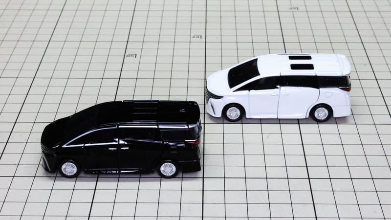 サイド：スライドドアを両側に装備しています