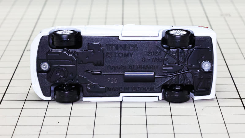 シャシー：重厚感あふれるメカとハイブリッドを感じさせるフラットな底面です