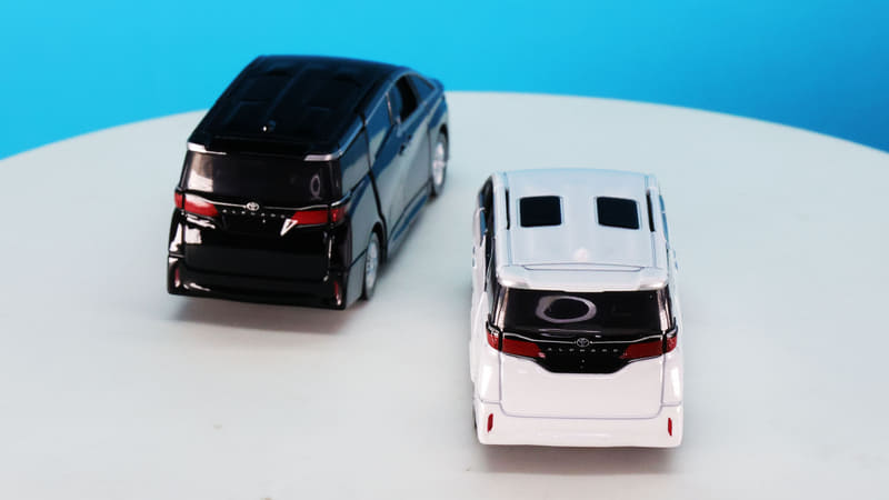 大型LLサイズミニバンのかっちりしたスクエアなボディをトミカプレミアムで表現しています