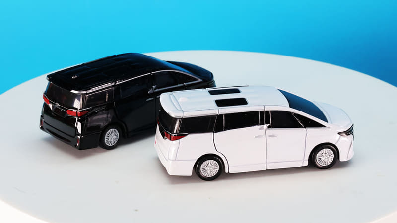 大型LLサイズミニバンのかっちりしたスクエアなボディをトミカプレミアムで表現しています