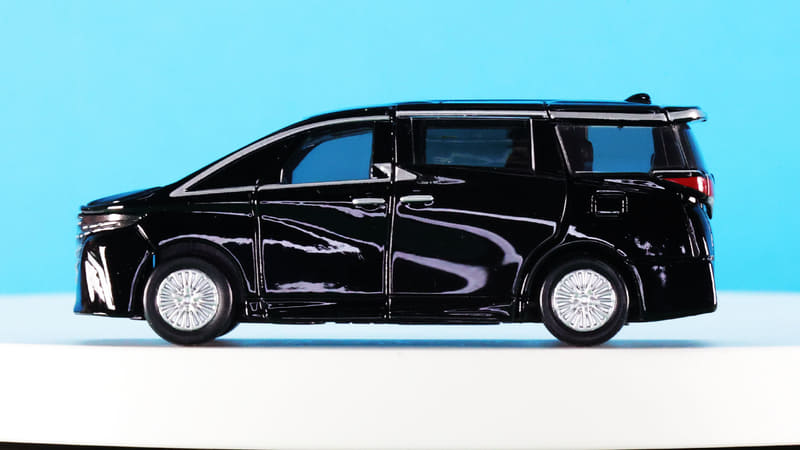 複雑なキャラクターラインを描くサイドシルエット