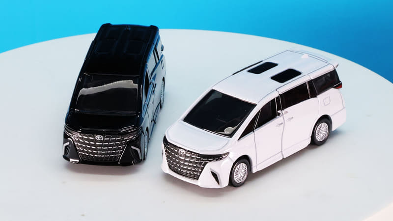 前後をくっつけて置いてみるとどこかの駐車場の風景に見えてきます