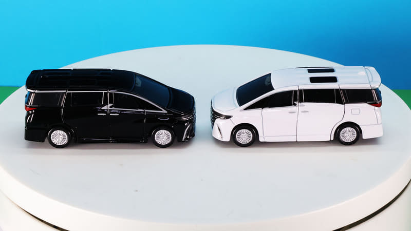 前後をくっつけて置いてみるとどこかの駐車場の風景に見えてきます