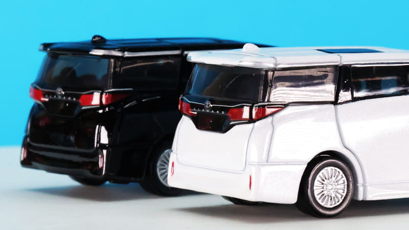 カッチリ感のあるスクエアなリアセクションもシャープに再現！