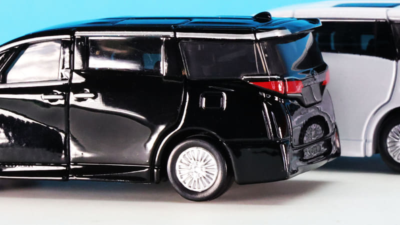 リアのコンビランプの細かな塗装、ロゴ類は細かなプリントで表現されています