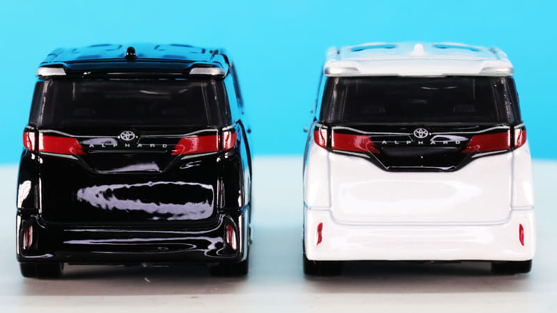 リアのコンビランプの細かな塗装、ロゴ類は細かなプリントで表現されています