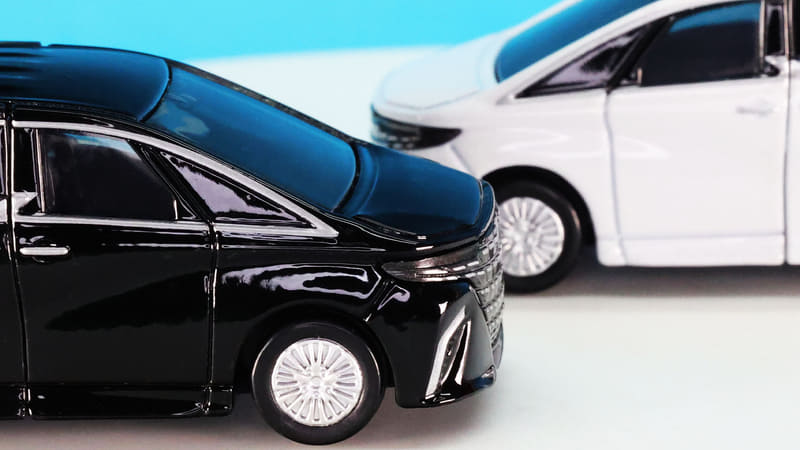 アルファードのショートなボンネットとフロントウインドウとの角度差のなさに注目