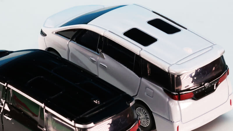 ルーフ上面の窓はブラックの塗装で表現されています