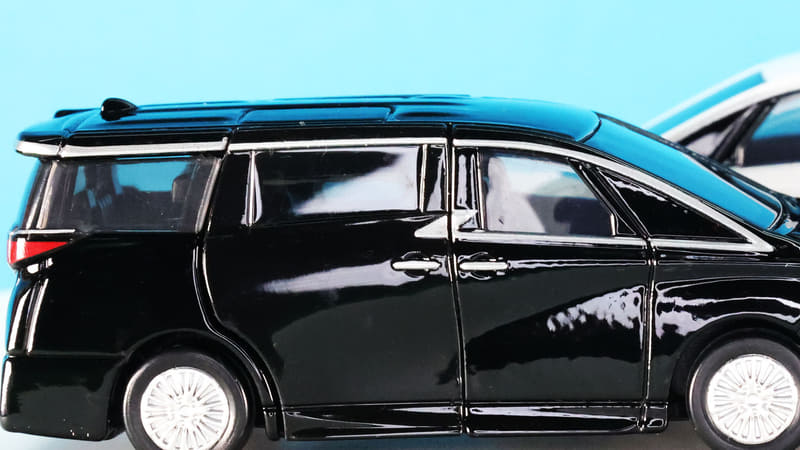 サイドウインドウを囲うメッキモールはシルバーの塗装でリアまで延びています