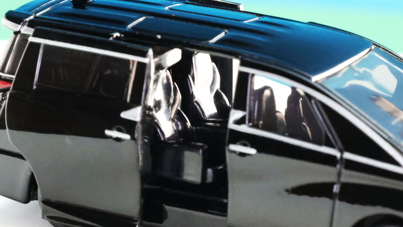 ラグジュアリーな2列目シートもディテール豊かに再現！