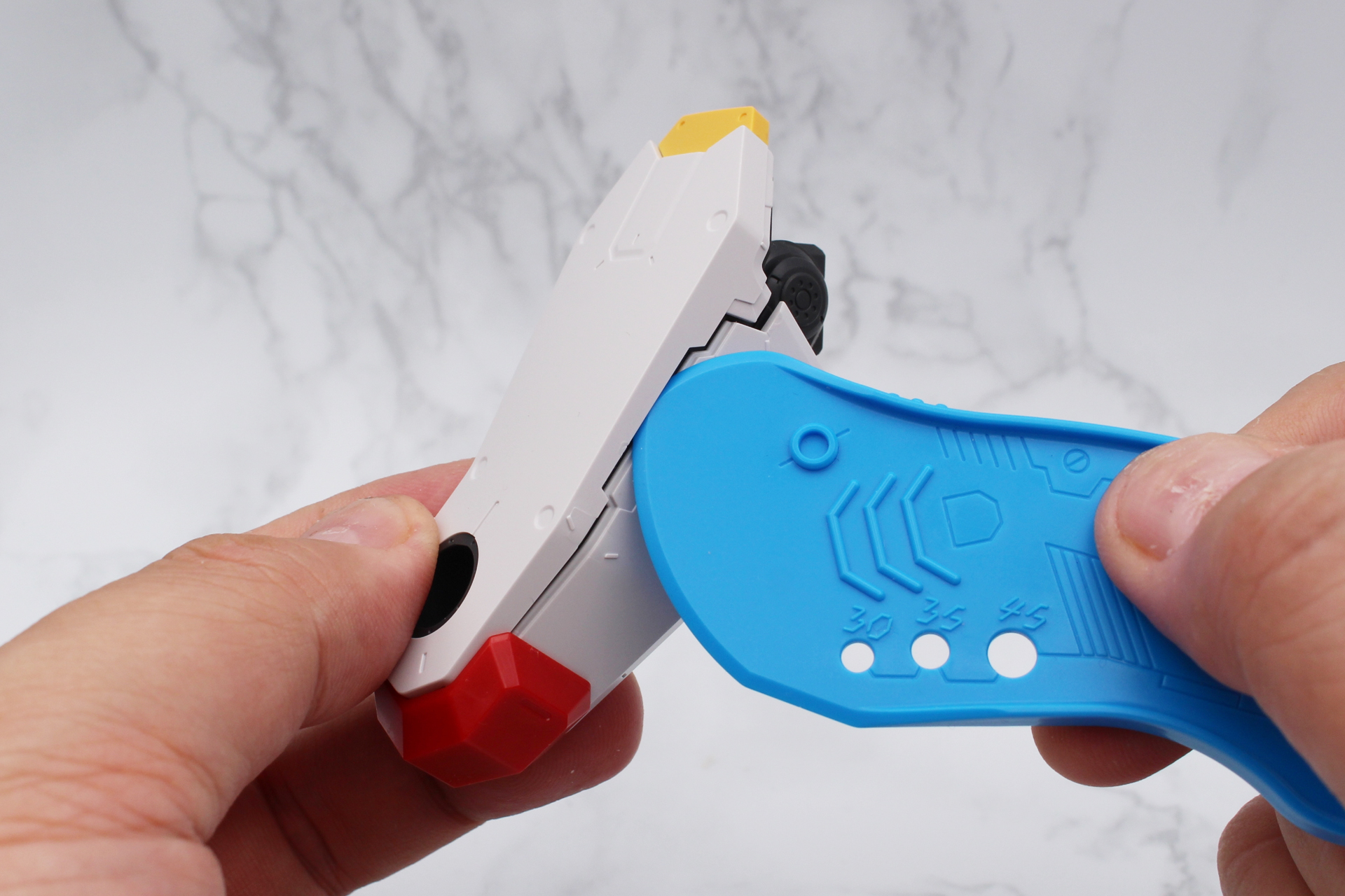 スナップフィットキットの組み立てやカスタマイズアイテムの取り外し・分解には欠かせない