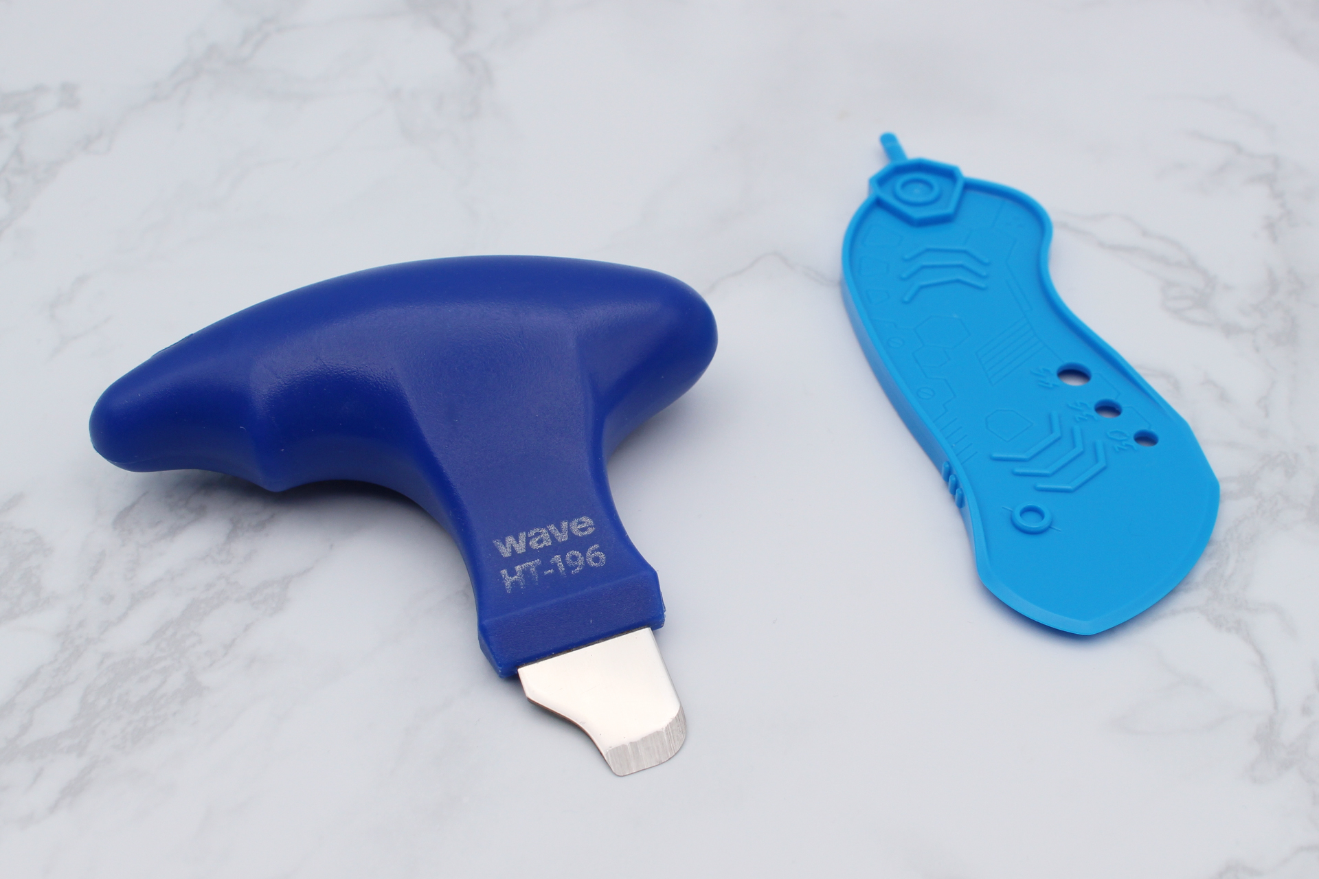 左から金属製の刃を持つウェーブの「パーツ・オープナー」と、オール樹脂製のBANDAI SPIRITS「パーツセパレーター」