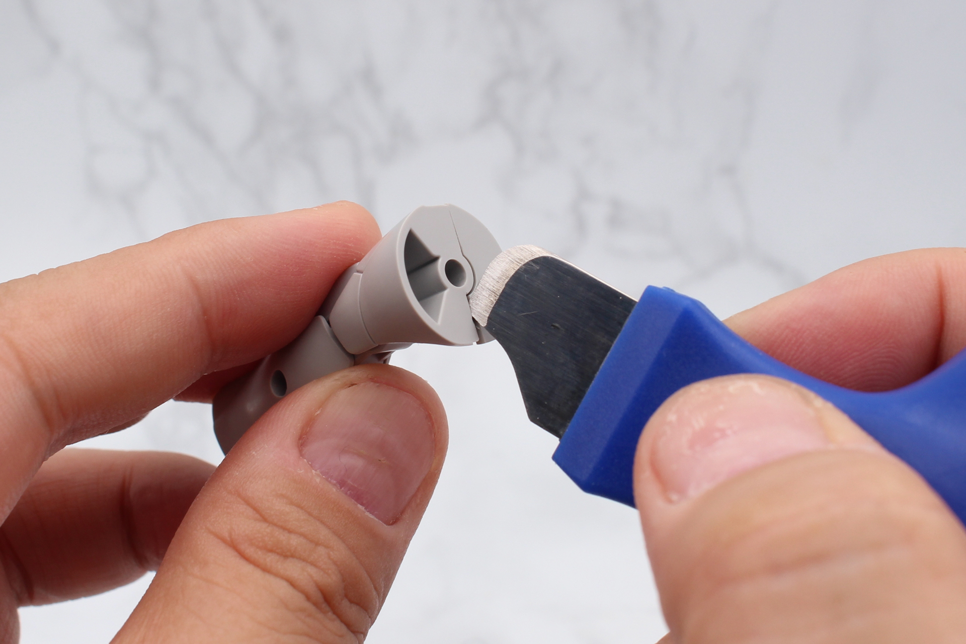 刃が薄いほうを先に使って隙間を空けて、樹脂製のもので大きく開く