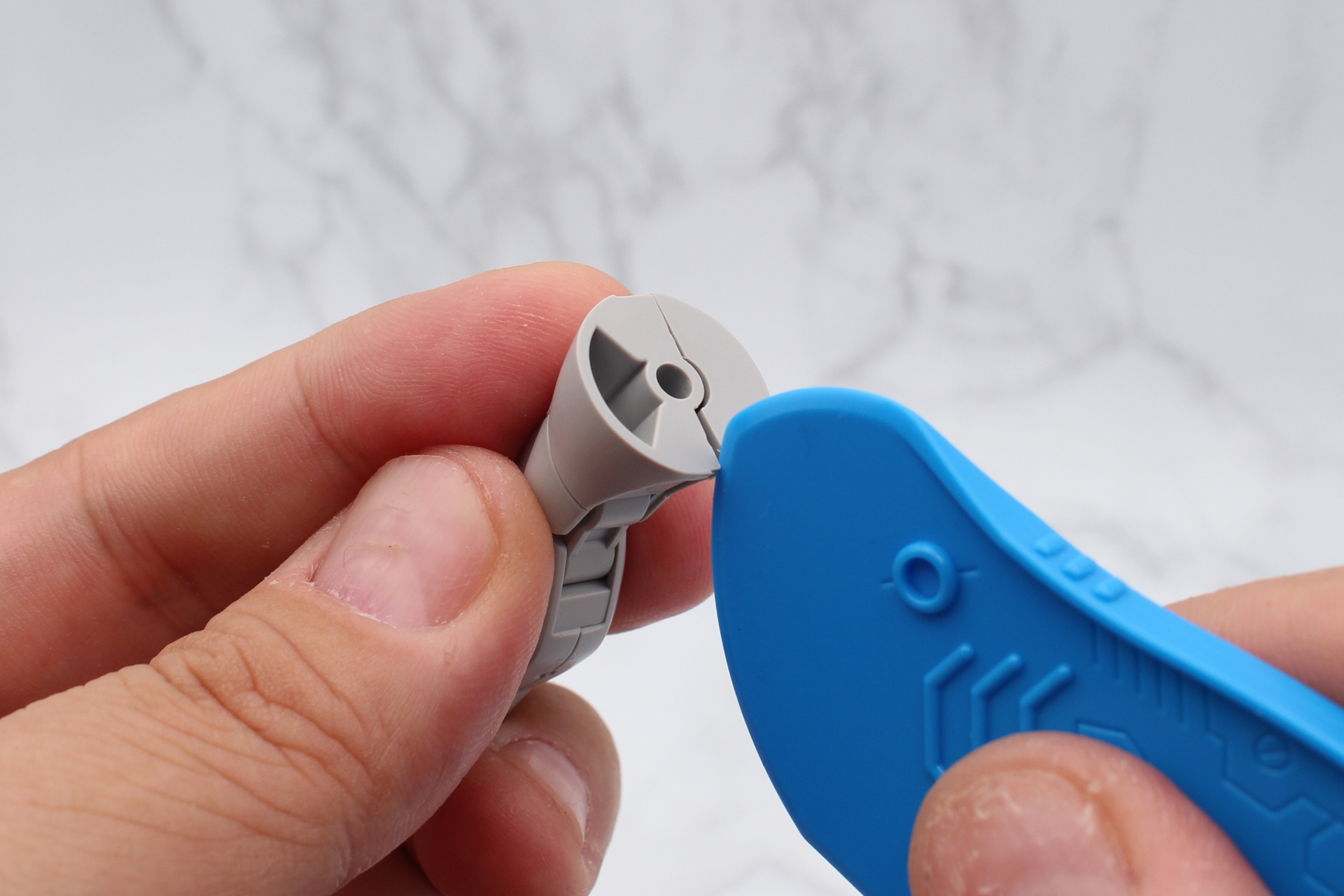 刃が薄いほうを先に使って隙間を空けて、樹脂製のもので大きく開く