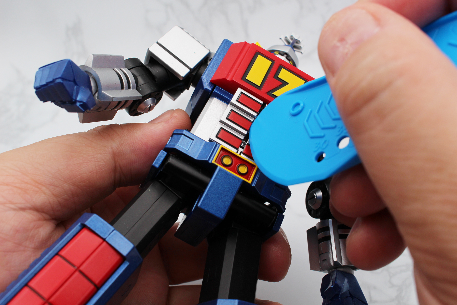 樹脂製のものはプラモデルに限らず、デリケートなおもちゃにも使いやすい