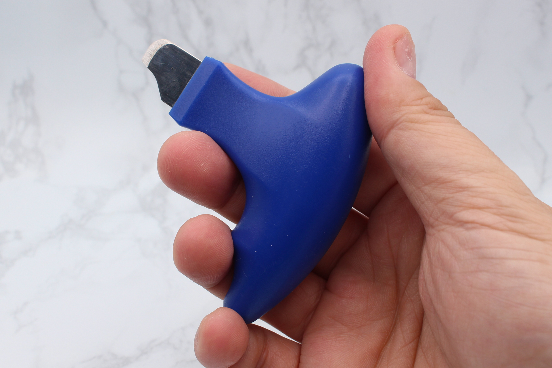 握りやすい大きなグリップが特徴。キャップ付きなので保管時の安全性も高い