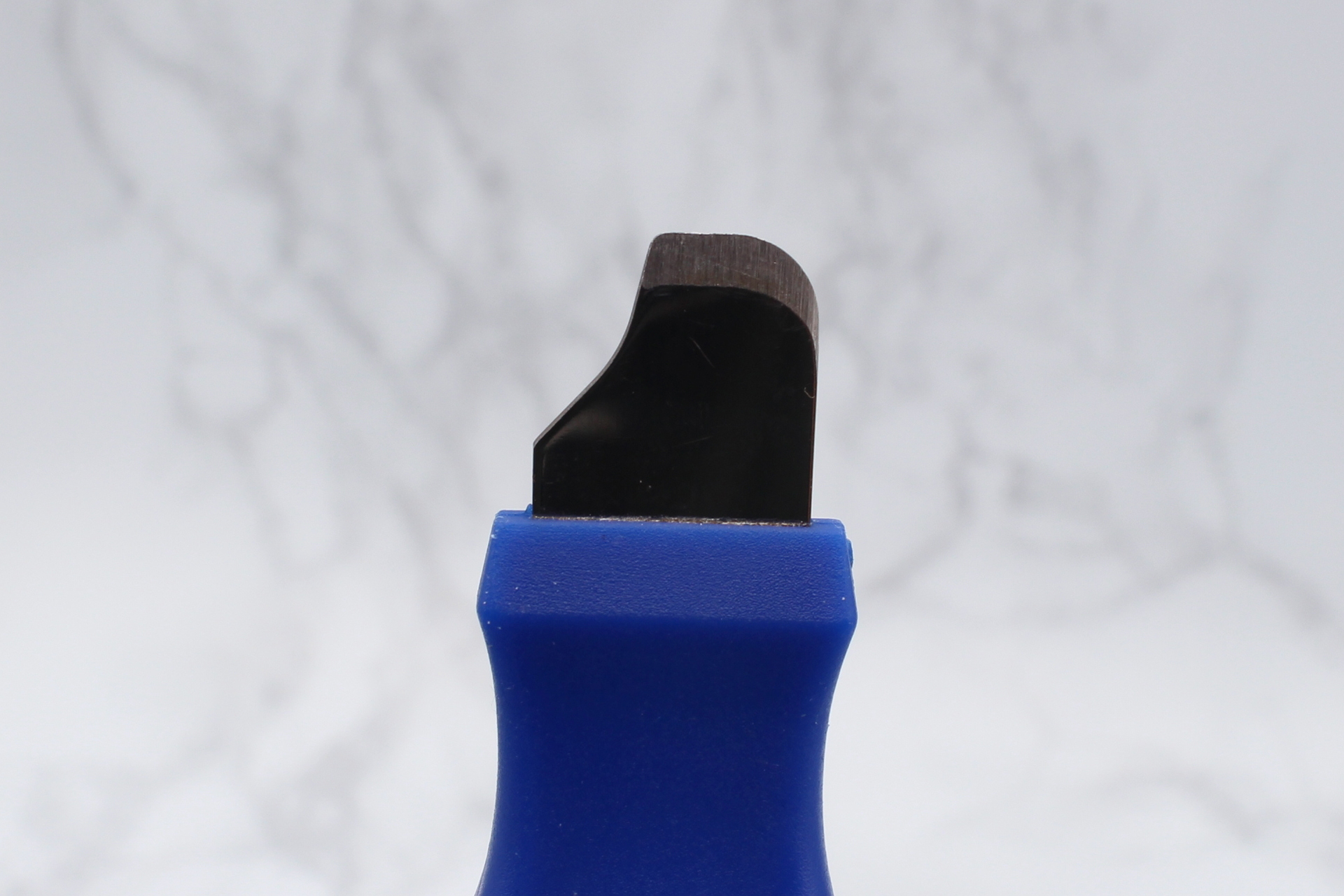 刃のある部分の幅は約10mm。ナイフ状に沿っている