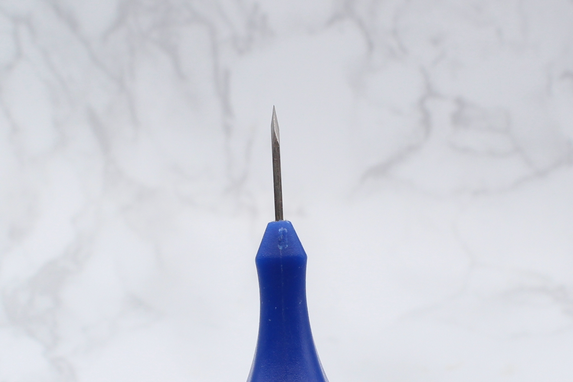 刃のある部分の幅は約10mm。ナイフ状に沿っている