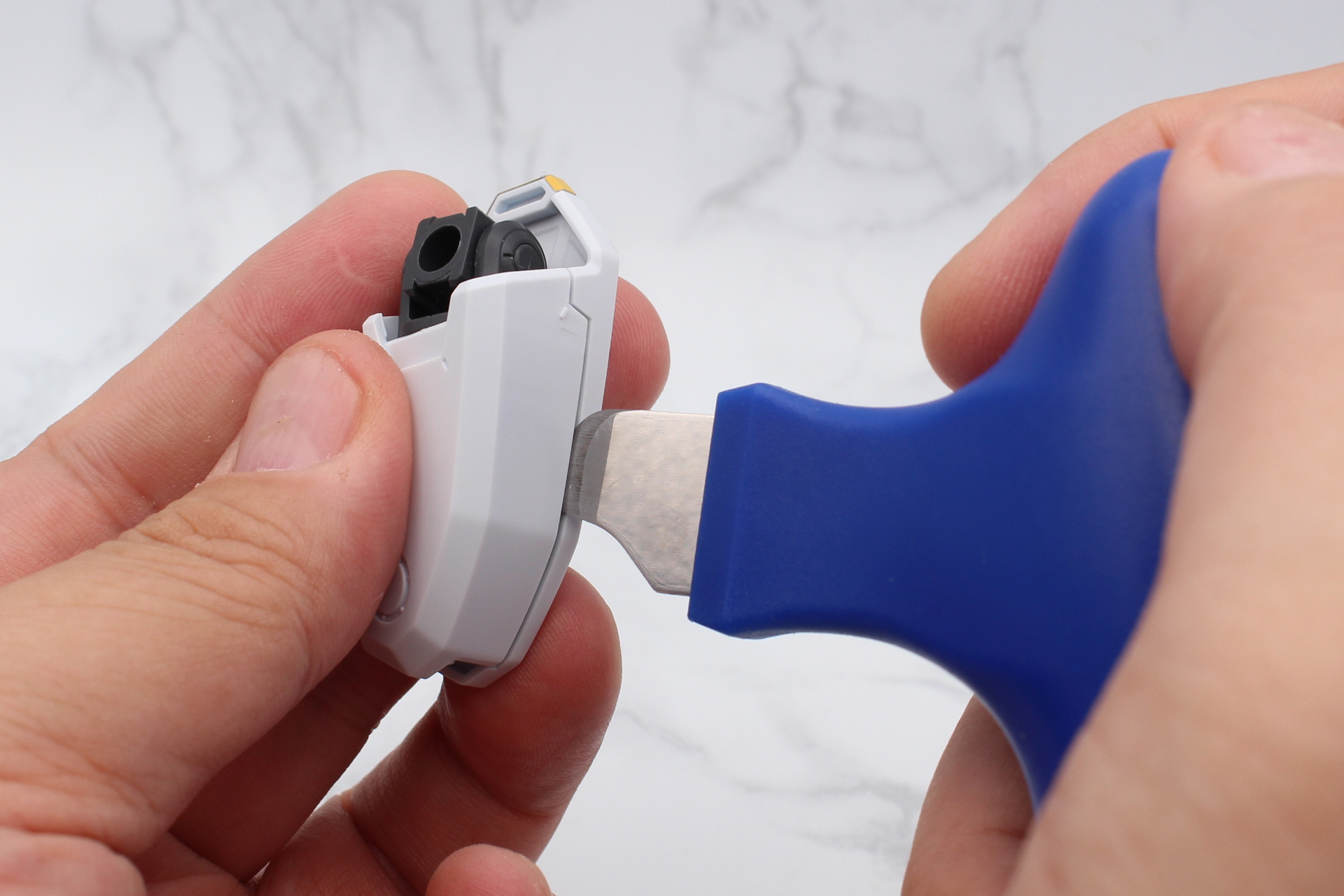 薄い刃先はパーツの隙間に入れやすい。こちらは少し大きさのあるものに適している