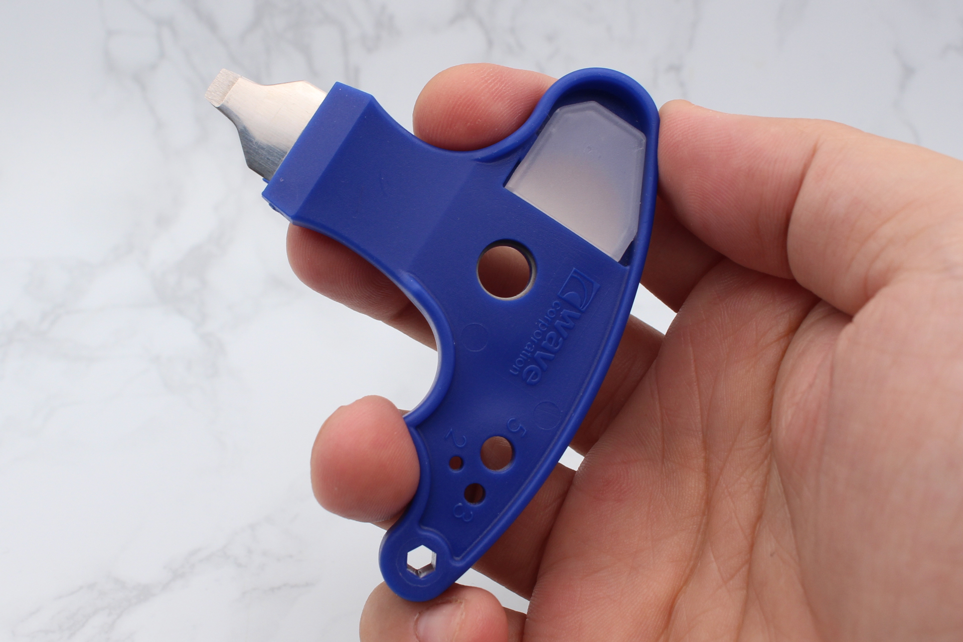 全体の大きさは通常版と変わらないが、グリップが薄い。キャップが収められるのもいいところ