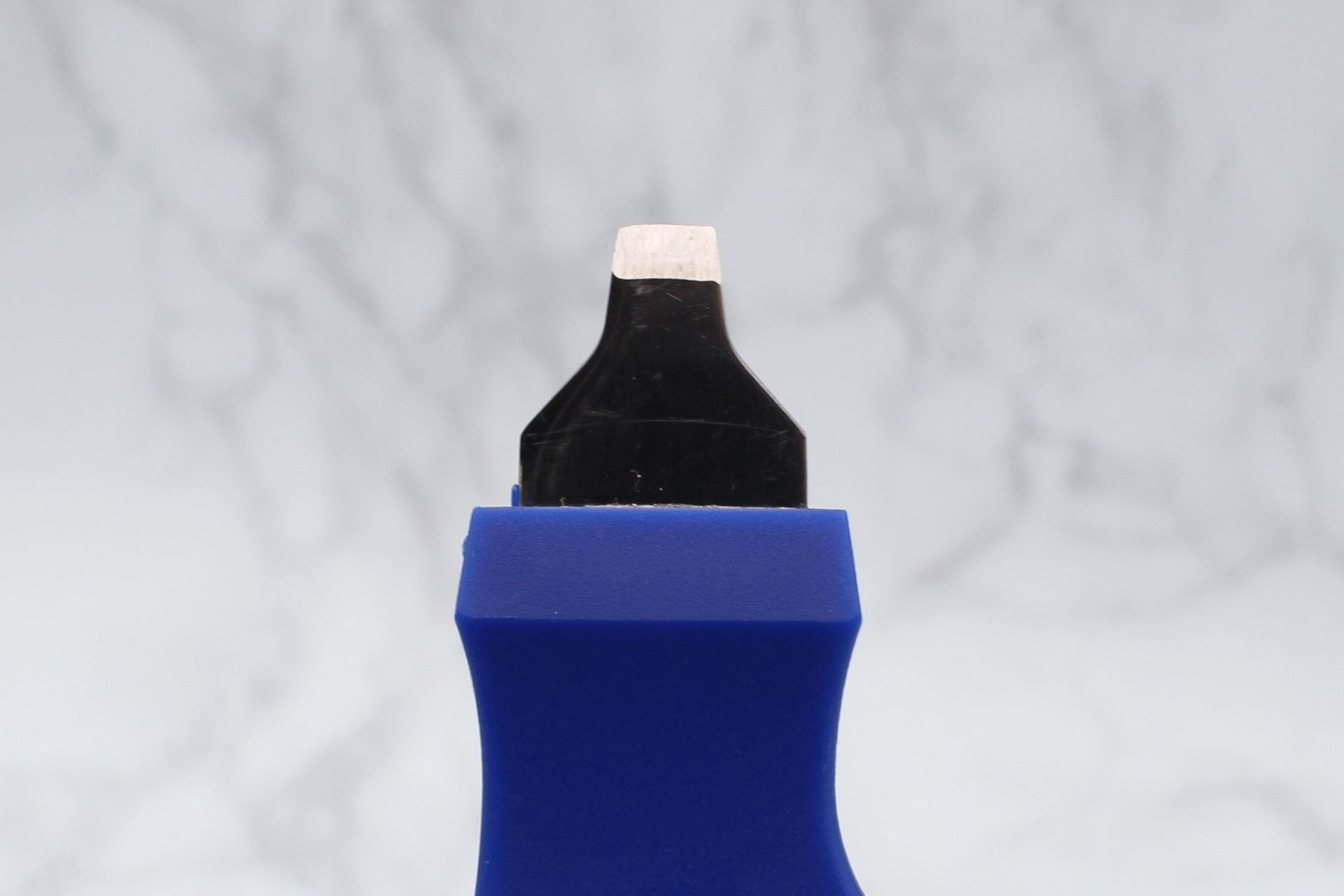 刃の幅は先端で約5mm。こちらも刃先は金属製でかなり薄い