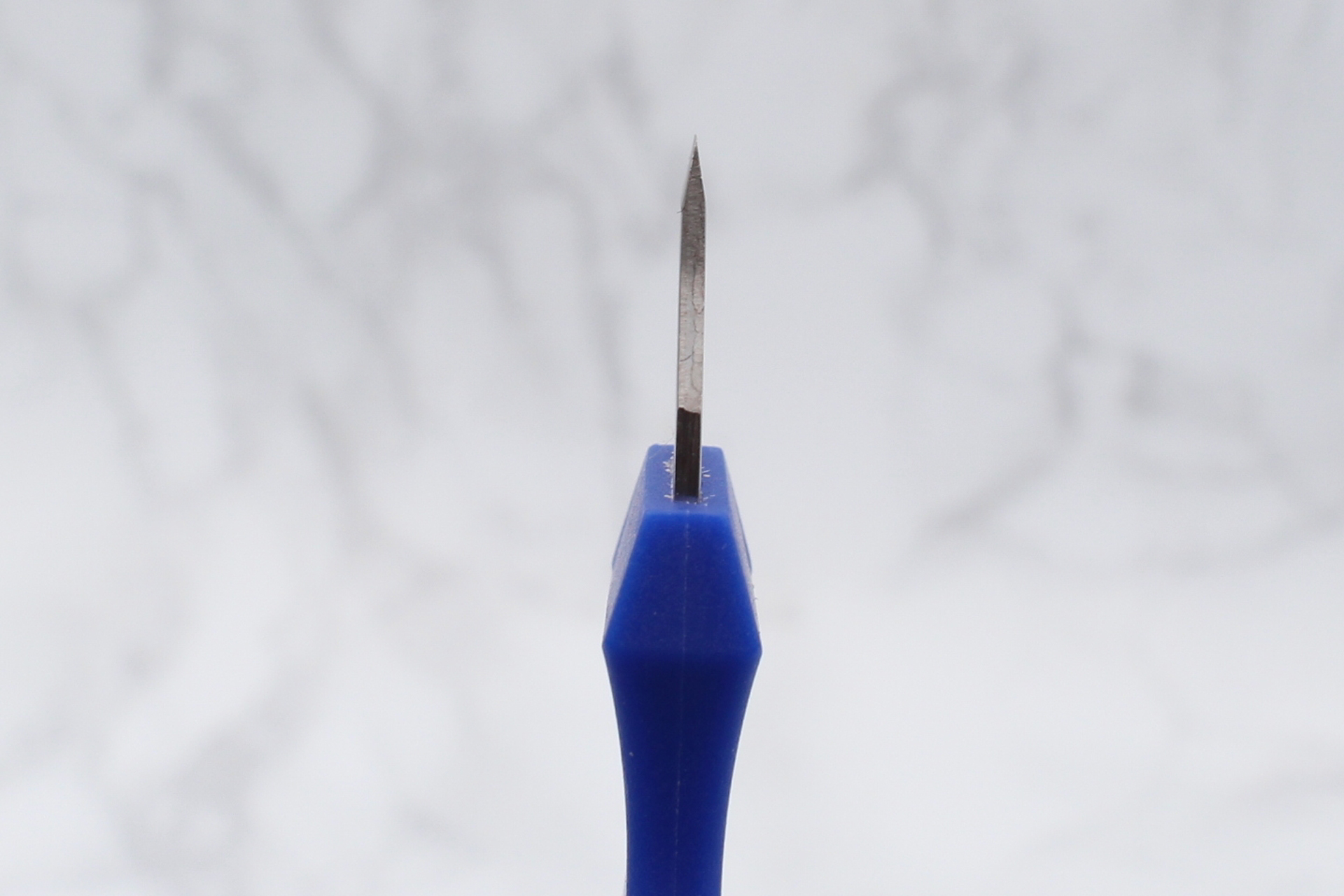 刃の幅は先端で約5mm。こちらも刃先は金属製でかなり薄い