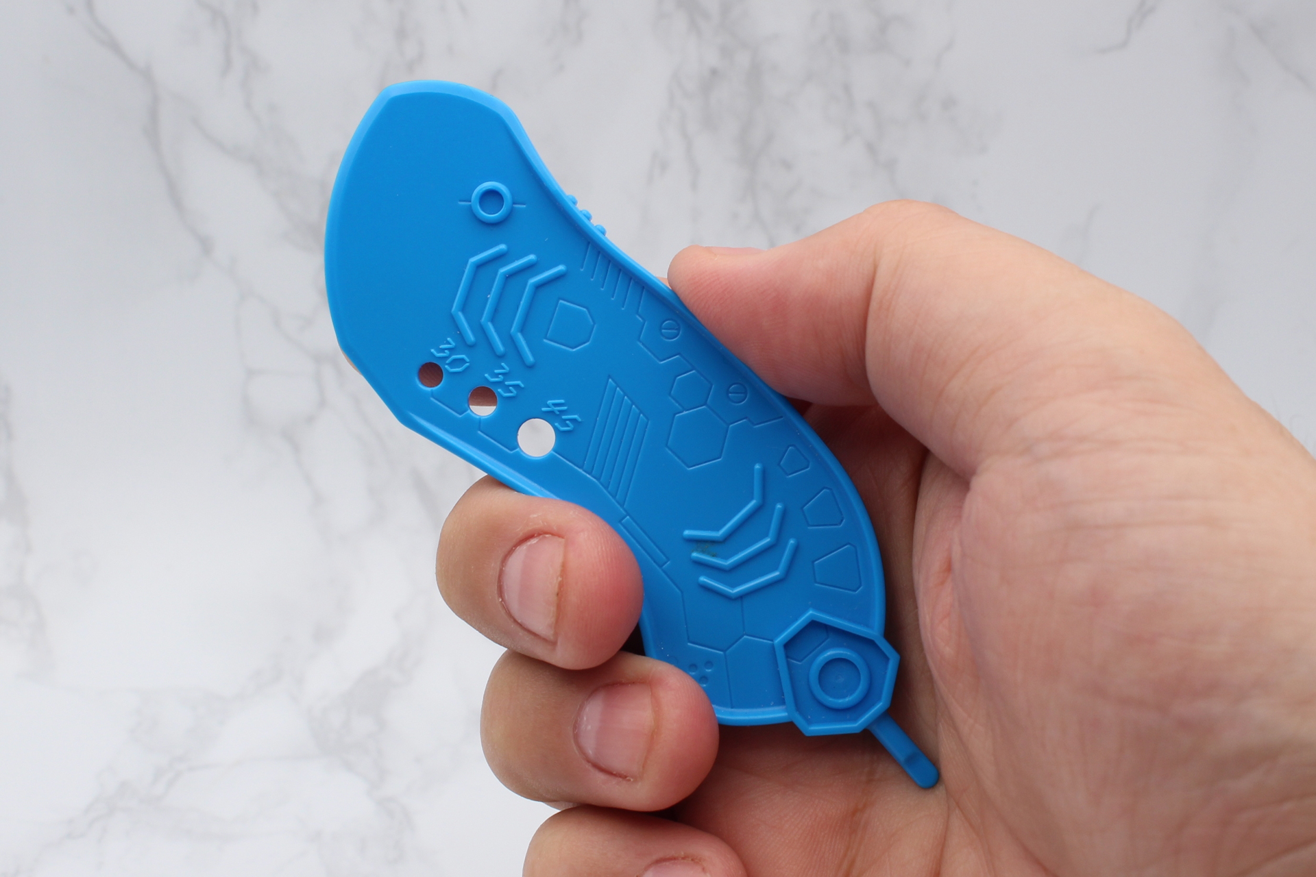 POM（ポリアセタール樹脂）という樹脂製でわずかに弾力がある