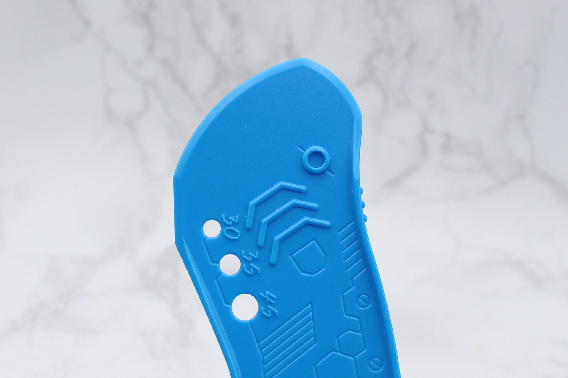 刃と言えるものはなく、先端を触っても危なくない。ジョイントの太さを測る穴がある