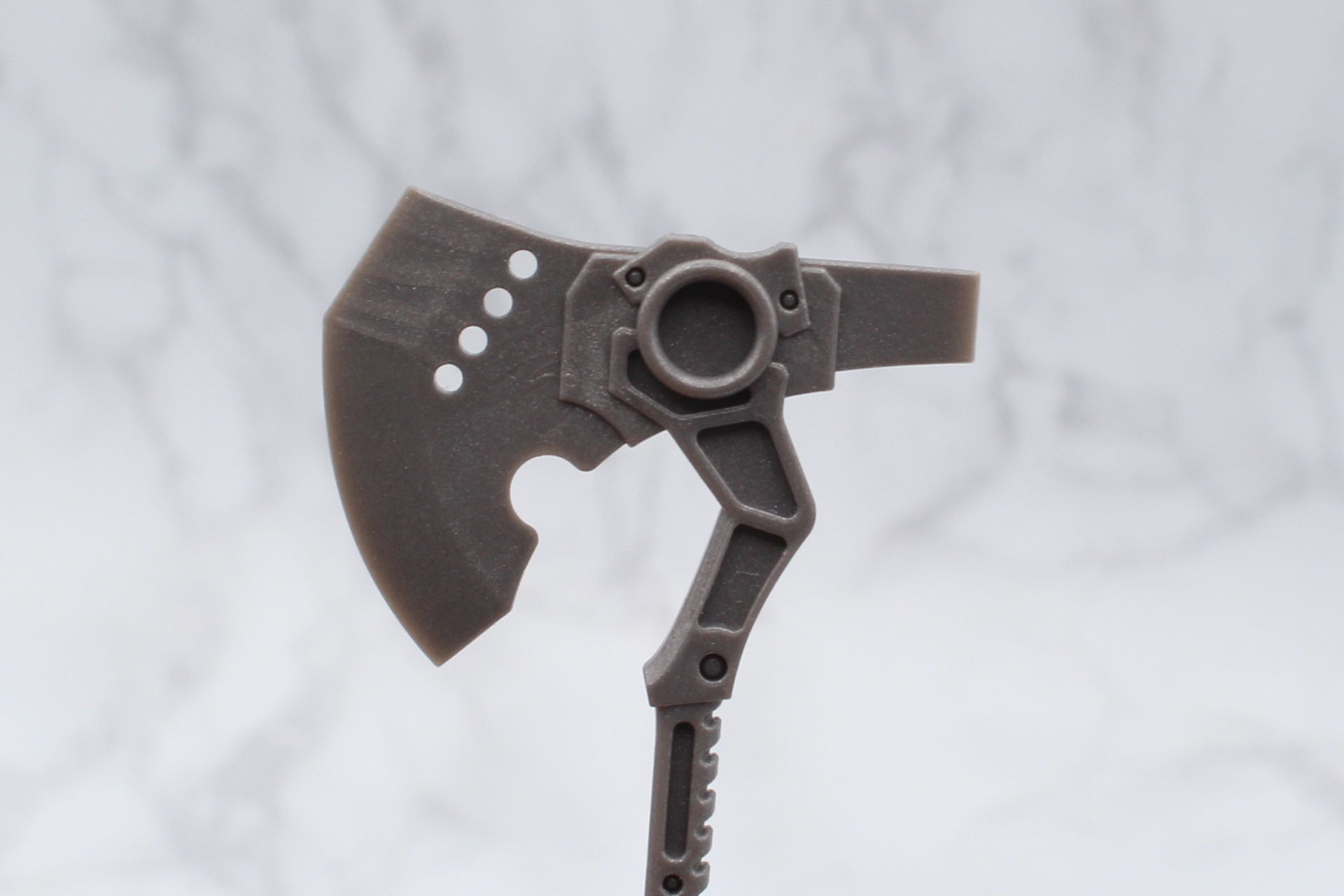 大きいほうは諸刃、小さいほうは片刃という違いも。小さいほうが刃は厚い