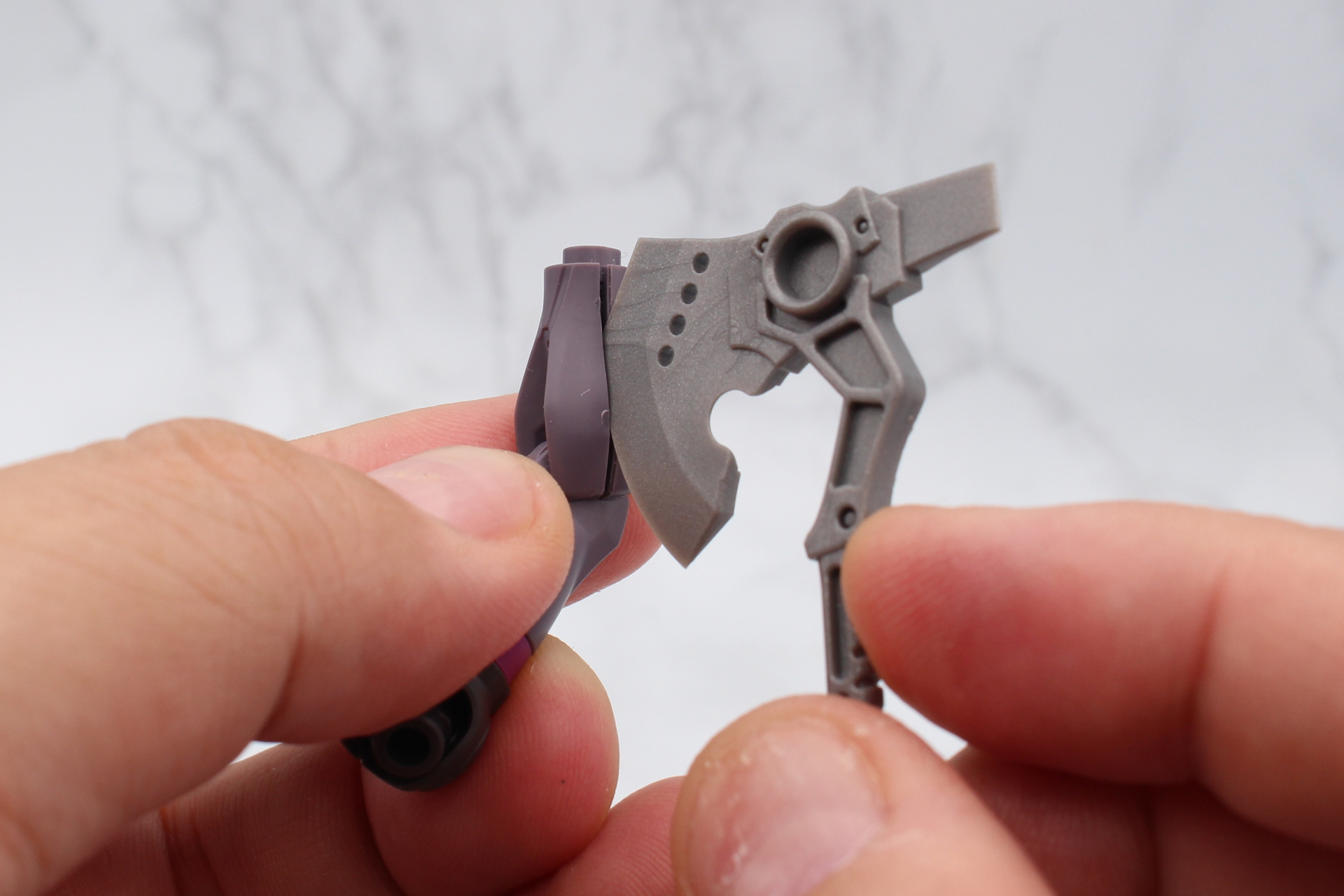 刃は大小両側に付いている。丸い部分でボールジョイントの組み立て補助も可能