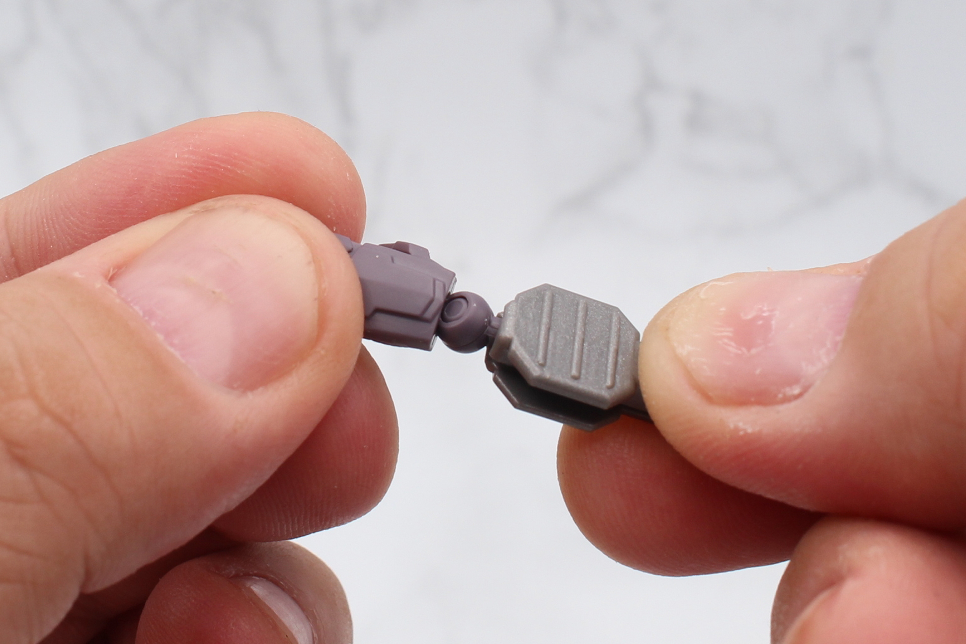 ピンセットはボールジョイントを抜くときなどに便利