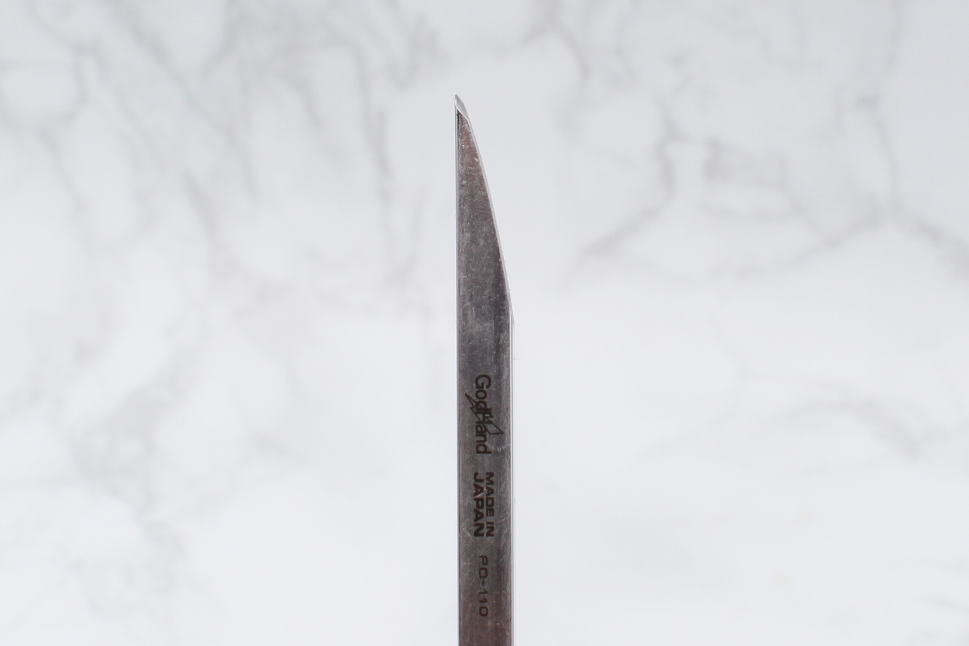 刃先は一方が山型で、一方が平らになった片刃構造