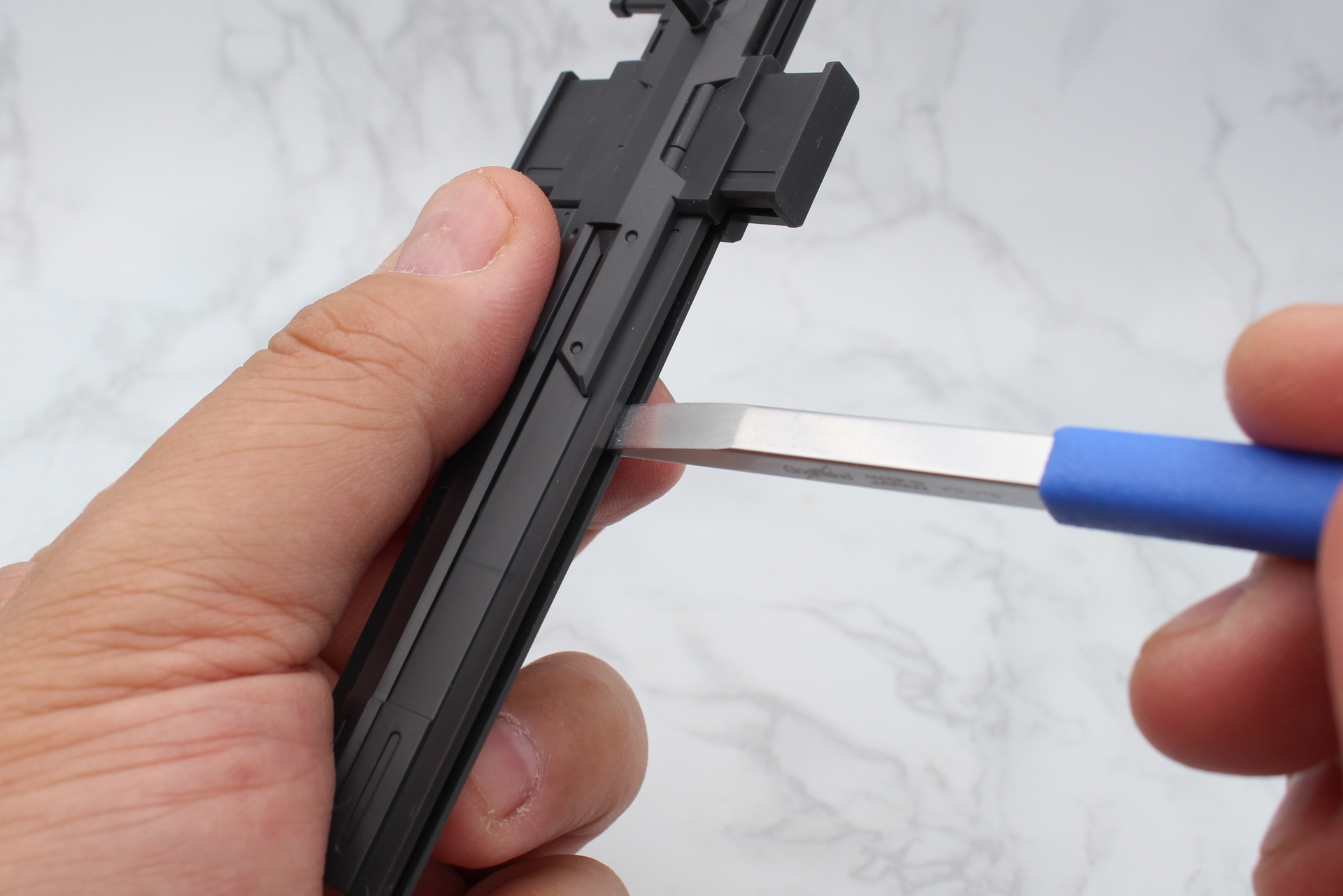 押し込んで刃の上をパーツを滑らせるようにして開けていく