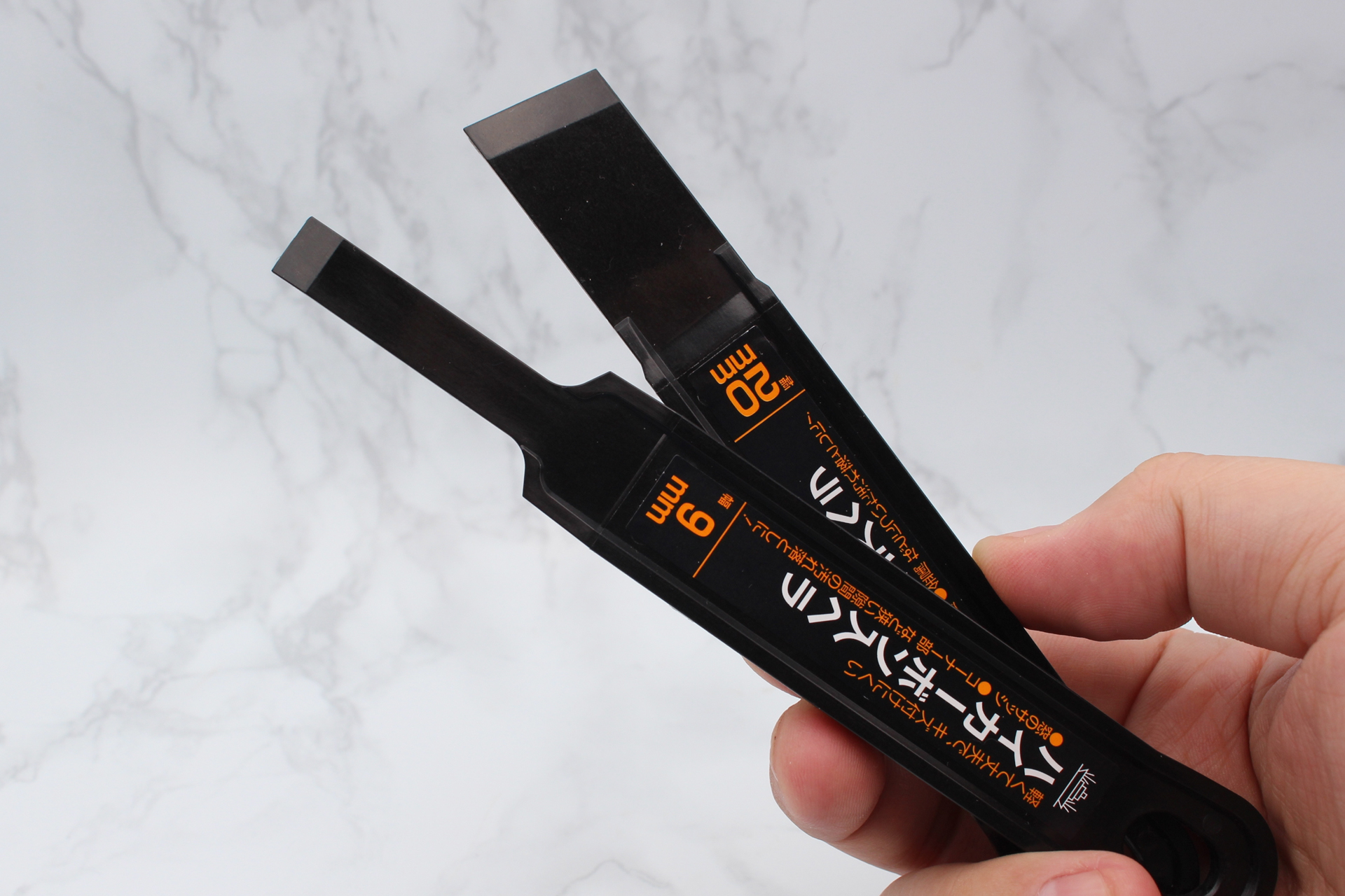 元の用途は掃除用の道具なので、全体的にやや大きめ。柄を使いやすいサイズにカットしてしまうのも手だ