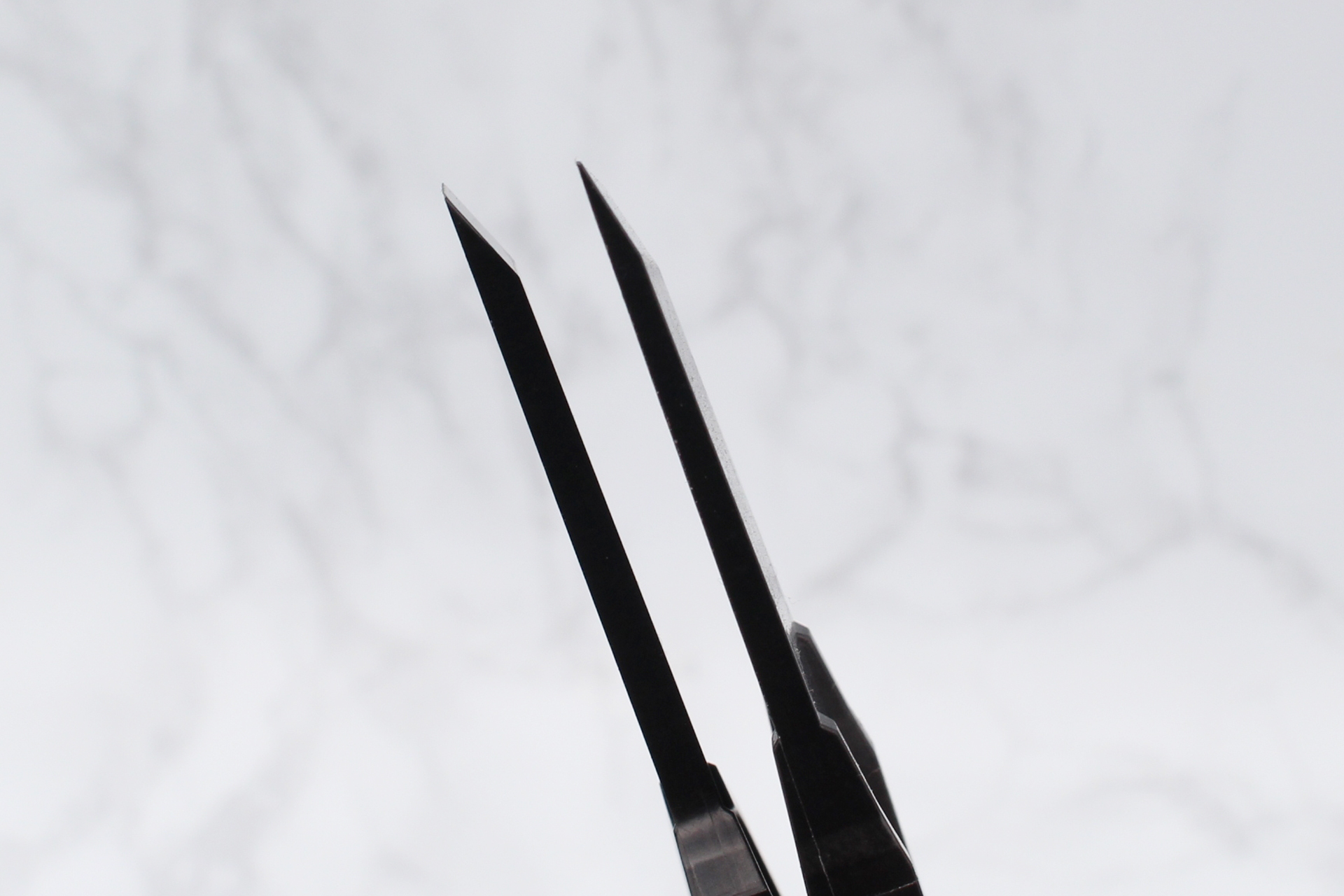 右が9mm、左が20mm。9mmのほうが厚みがある。どちらも片刃だ