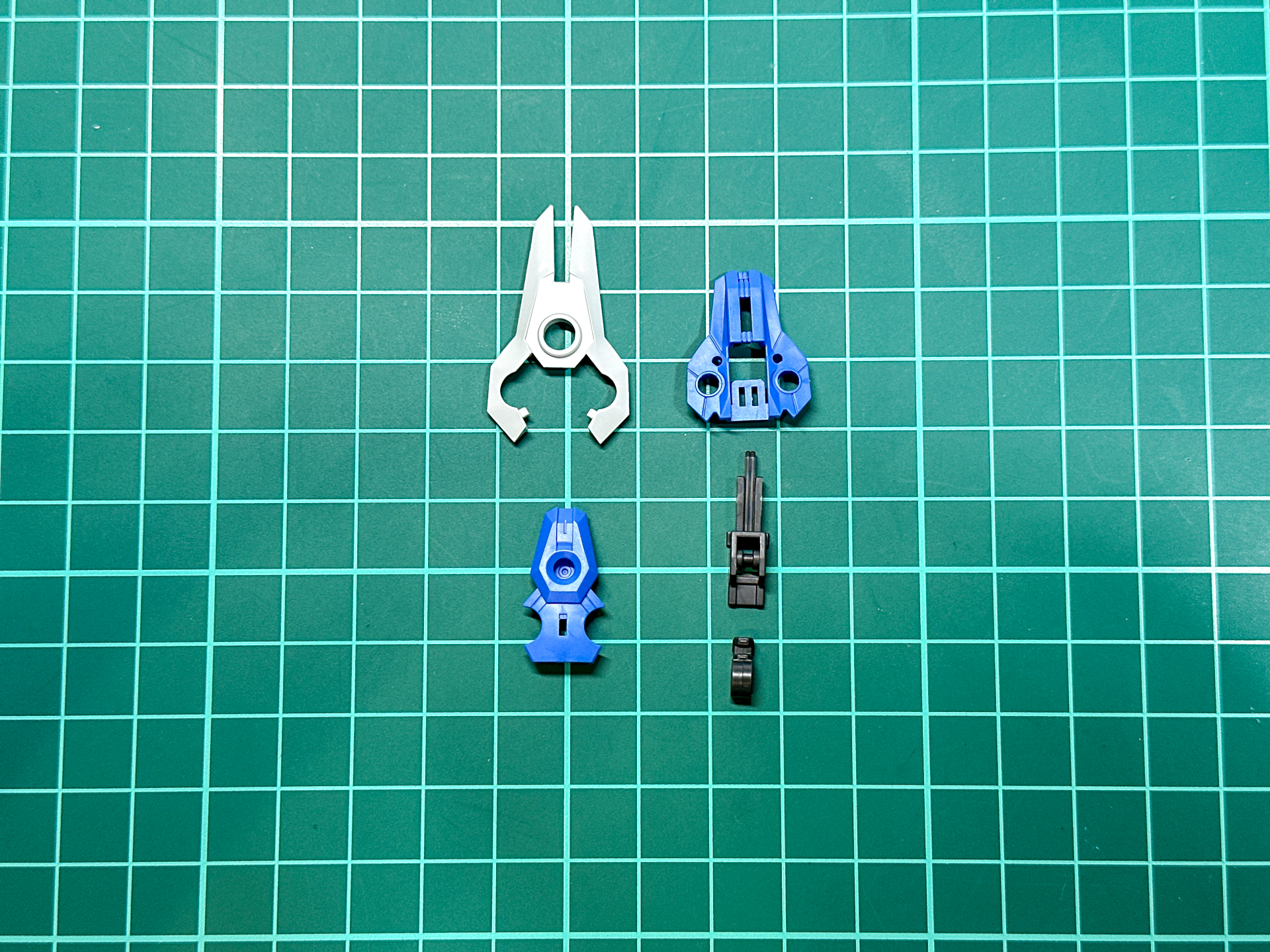 シールド中央上段に配置されるガンビットのパーツ。各部の色分けはパーツ分割で再現されます。