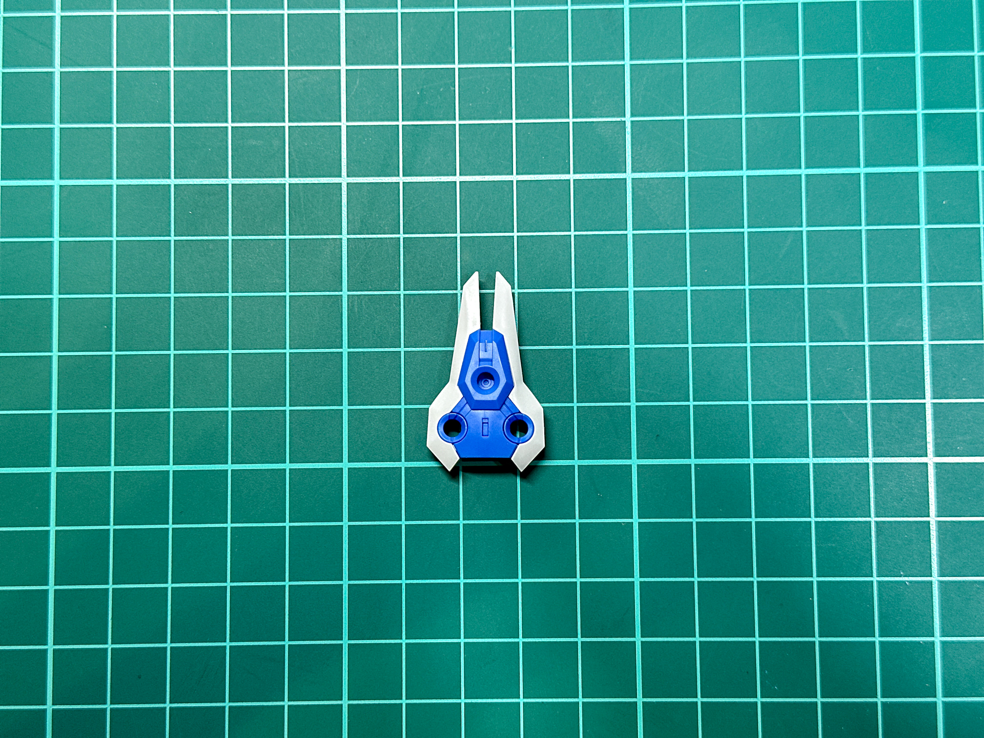 組み立てが完了したシールド中央上段に配置されるガンビット。接続軸は各形態に合わせて展開します。