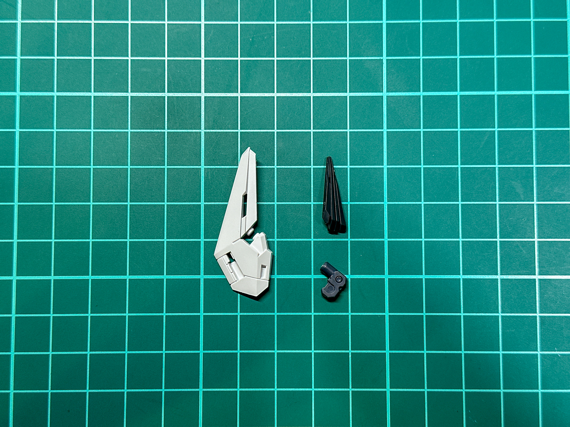 パーツ状態でのシールド左右上段に配置されるガンビットのパーツ。背面には色分けされたモールドパーツが入ります。