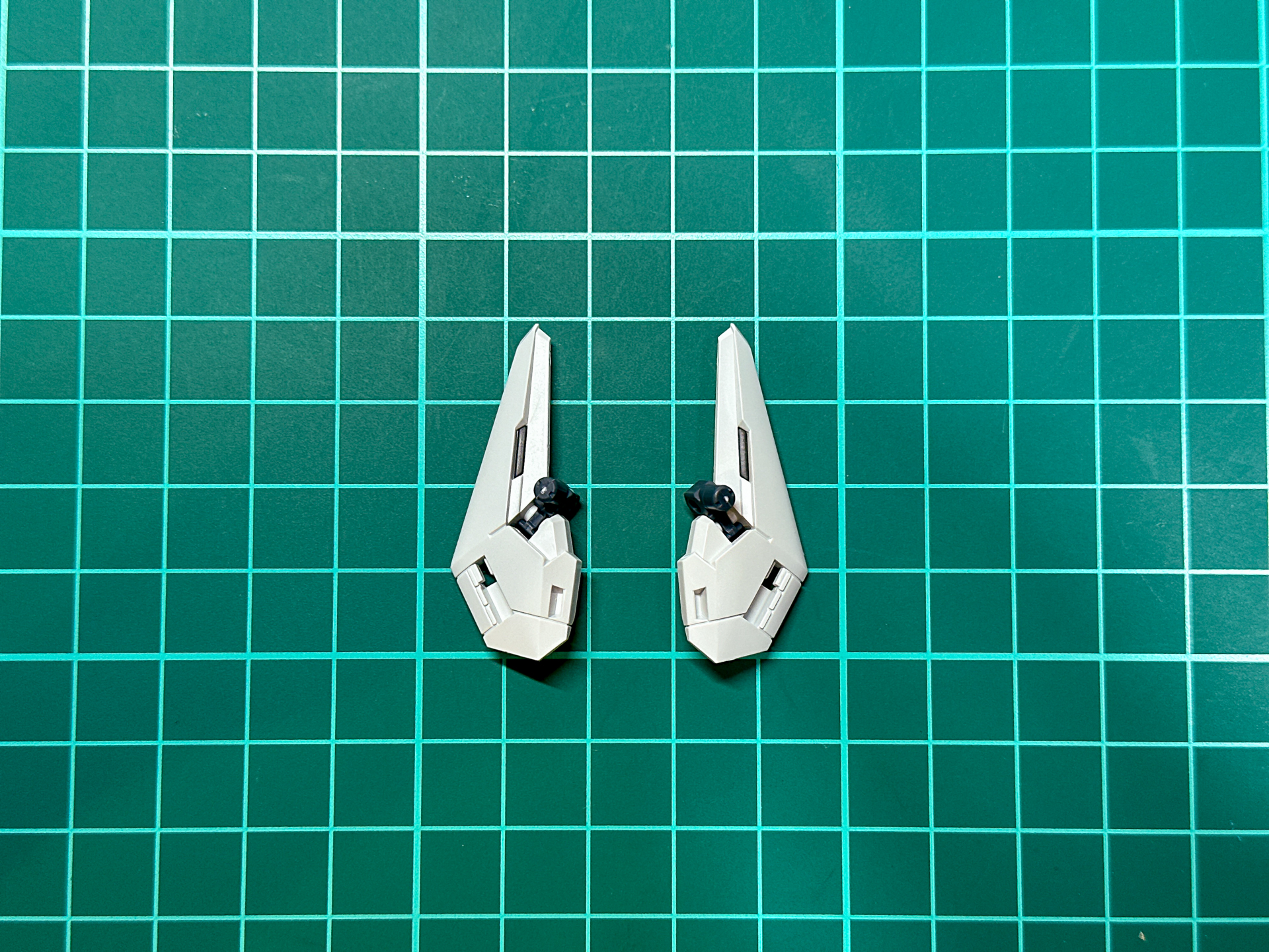 完成したシールド左右上段に配置されるガンビット。左右対称形状のものを2個制作します。
