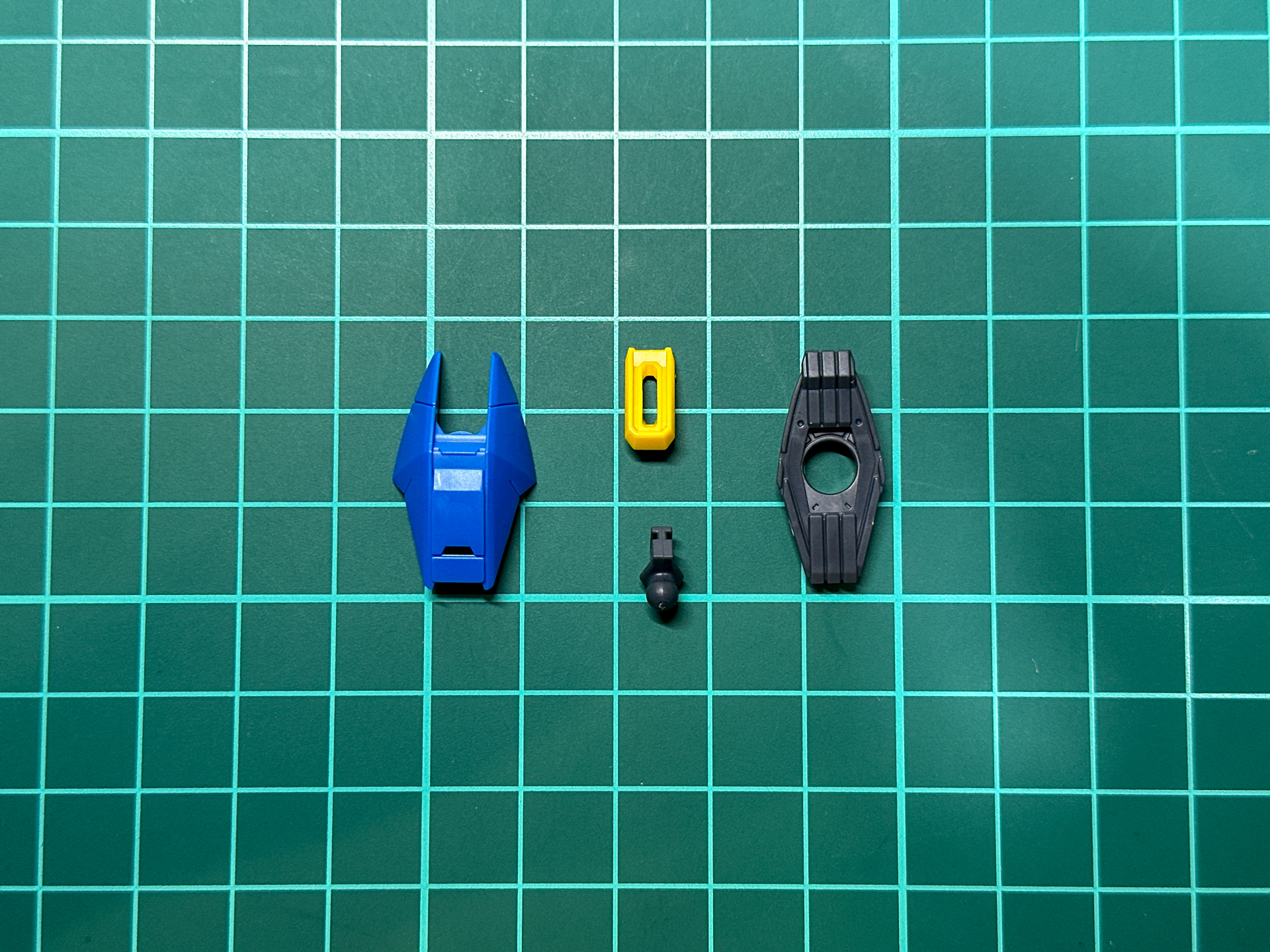 組み立て前のシールド左右中段に配置されるガンビット。イエロー部分までしっかりとパーツ分割による色分けです。