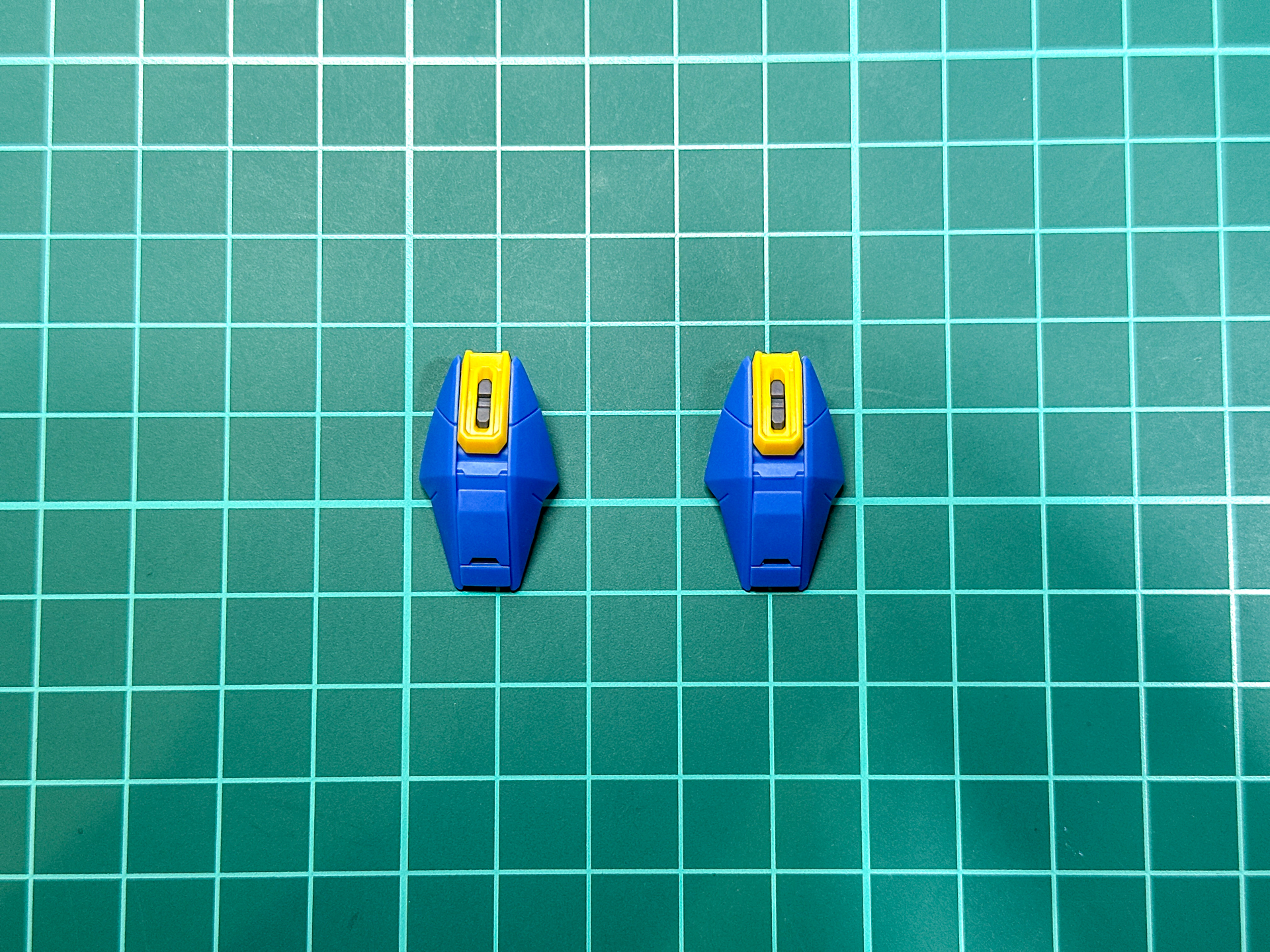 組み立てが完了したシールド左右中段に配置されるガンビット。同一形状のものを2個制作します。