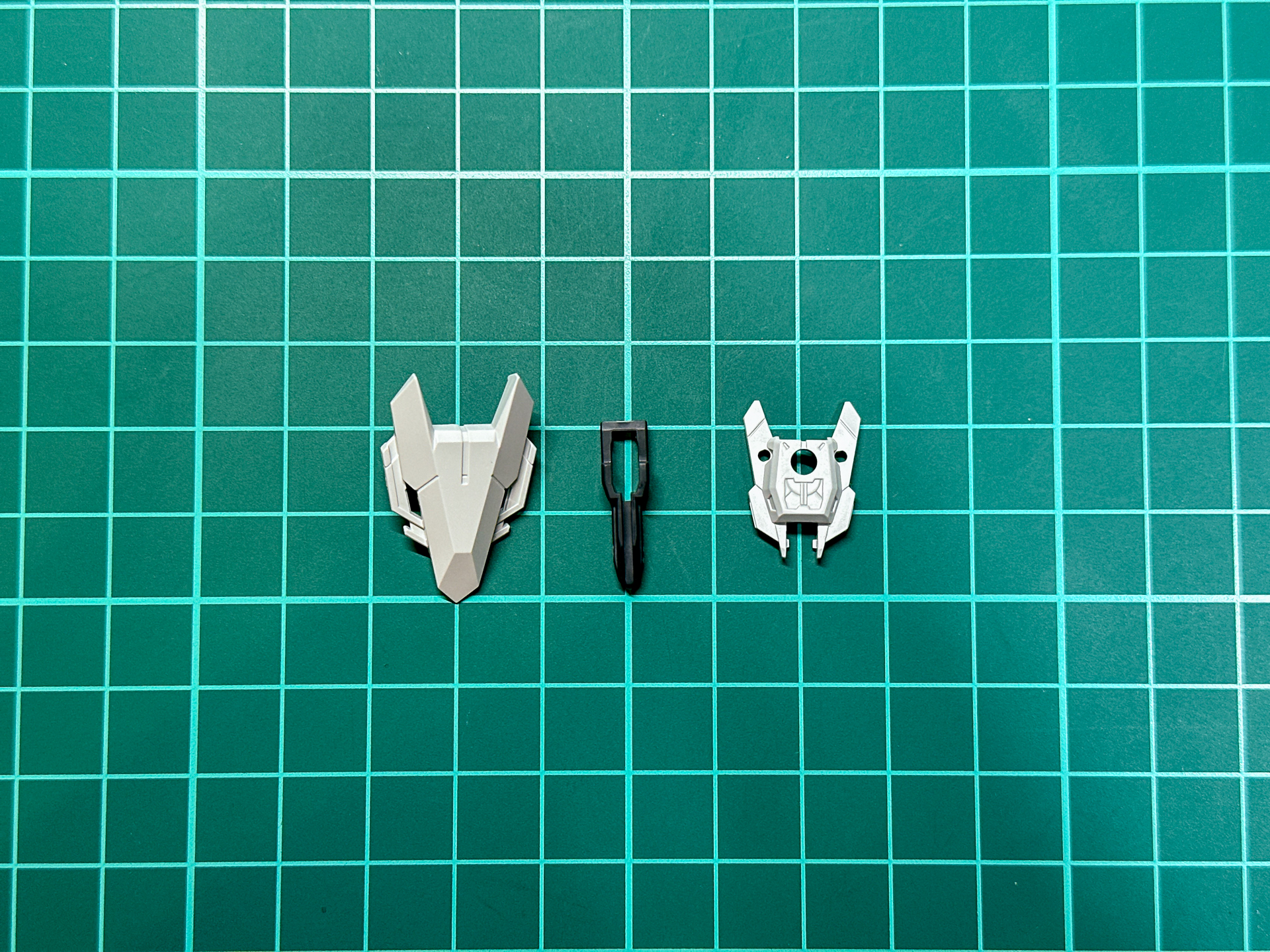 パーツ状態でのシールド中央下段に配置されるガンビット。外装はホワイト1色です。