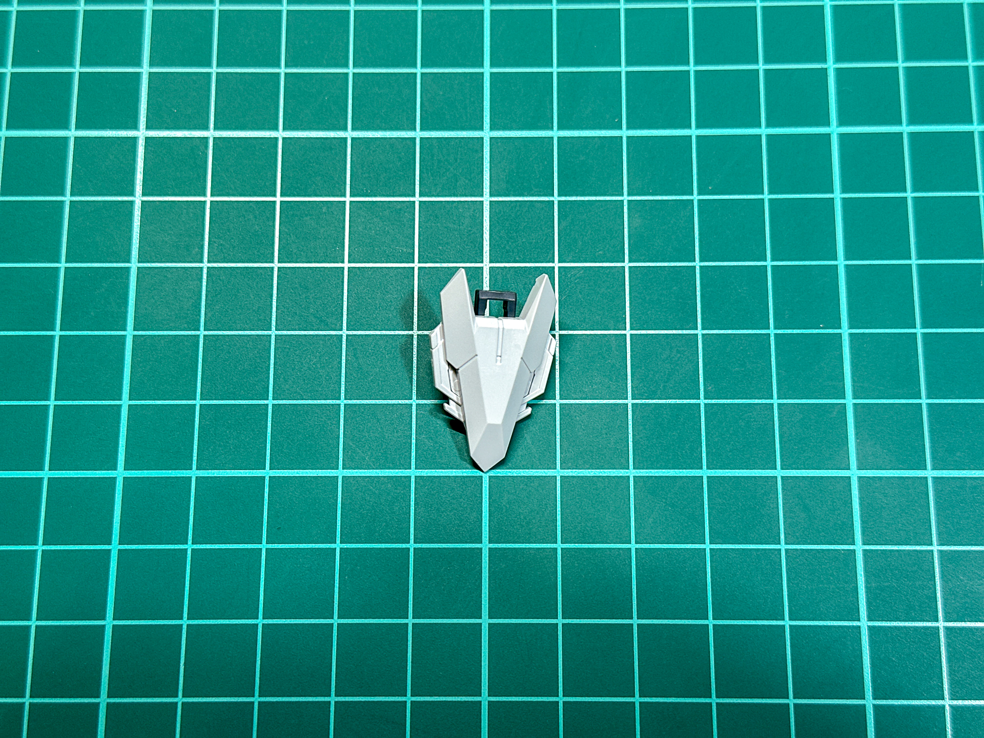 完成したシールド中央下段に配置されるガンビット。シールド形態時には内部ジョイントをスライドさせ展開します。