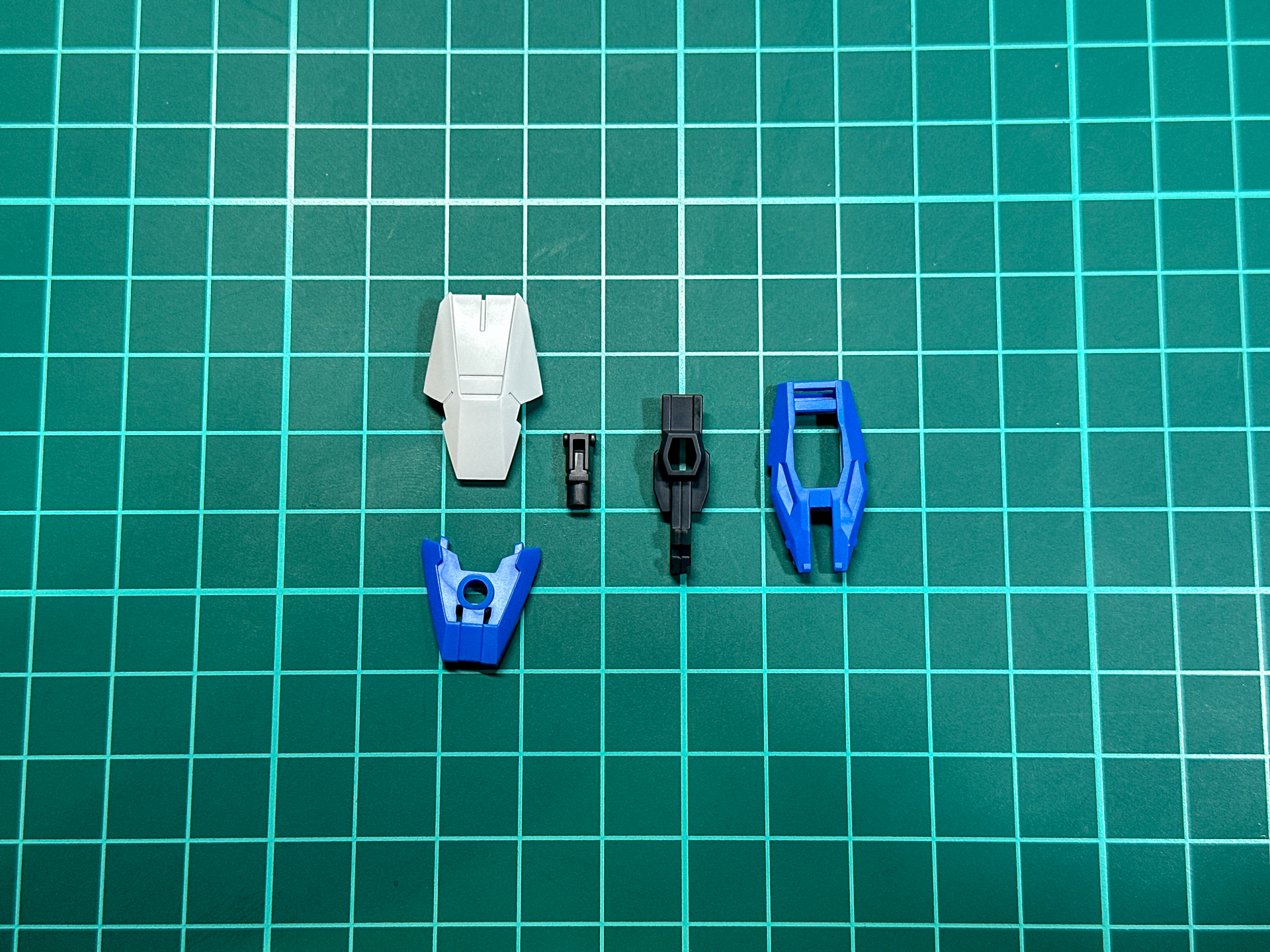 組み立て前のシールド中央中段に配置されるガンビット。シールド背面はブルーです。